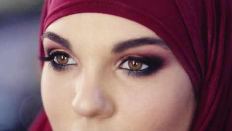 Imágenes-En-Cámara-Lenta-De-Ojos-Ahumados-De-Cerca-Conforman-La-Apariencia.-Mujer-Irreconocible-Con-Hijab-Morado