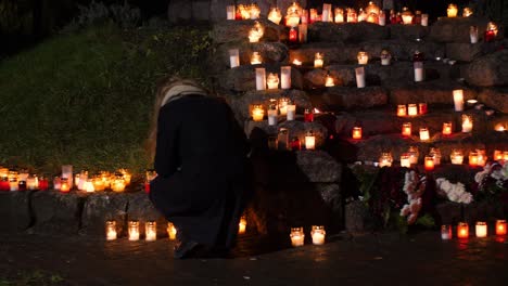 en el día conmemorativo, se encienden velas en limbazi