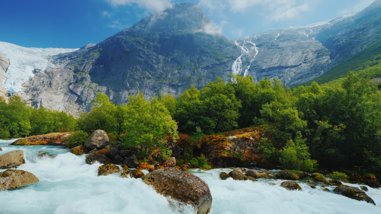 Ön planda bir dağ nehri olan Briksdal Buzulu. Norveç'in muhteşem doğası. 4K 10 Bit Video.