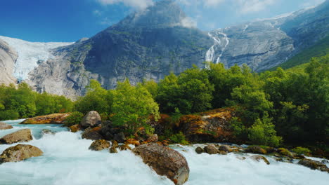 Briksdal-Gletscher-Mit-Einem-Bergfluss-Im-Vordergrund-Die-Erstaunliche-Natur-Norwegens-4k-10-Bit-Video