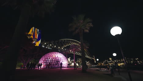 Pantalla-De-Luz-De-Tubo-De-Colores-Brillantes-Bajo-El-Puente-Del-Puerto-De-Sydney-Para-Vívido-En-Cámara-Lenta