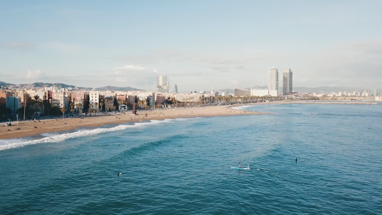 Spiaggia di Barcellona con persone e Sup