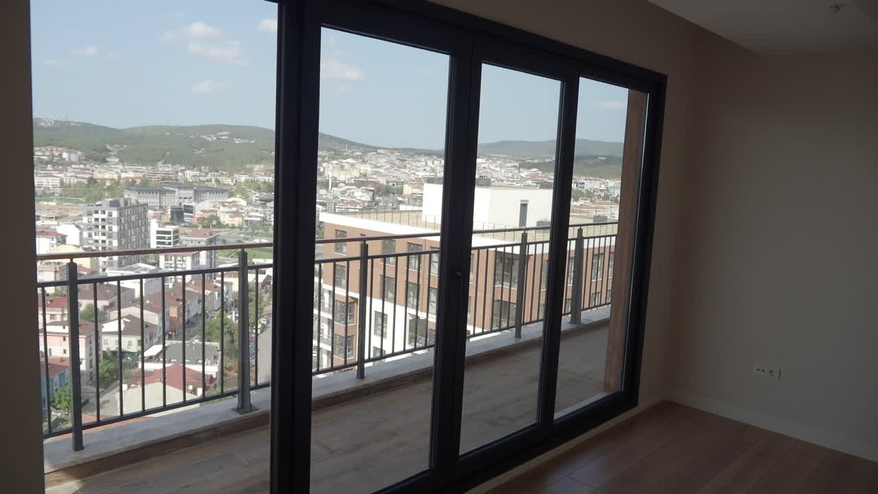apartamento moderno con balcón con vistas a la ciudad