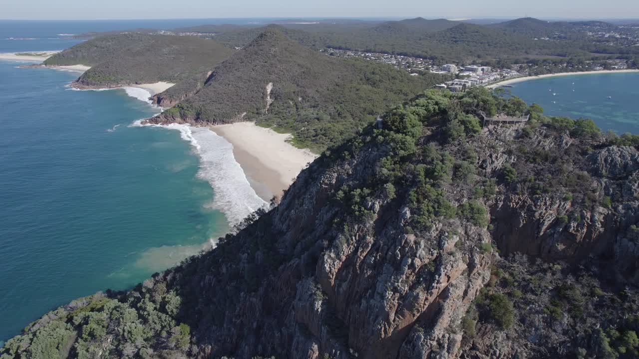 зенит-бич - песчаная бухта между горами в заливе шоал в новом южном уэльсе, австралия