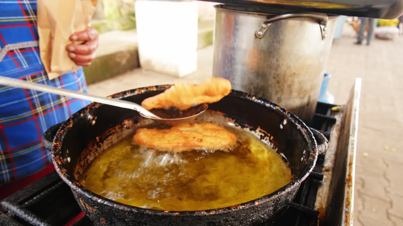 Deliciosa comida de rua equatoriana crocante e frita de um vendedor local