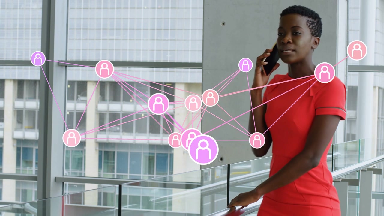 Vrouw aan de telefoon loopt langs een reling, terwijl netwerkknooppunten verschijnen, met gekruiste armen en technische verbindingen tonend.