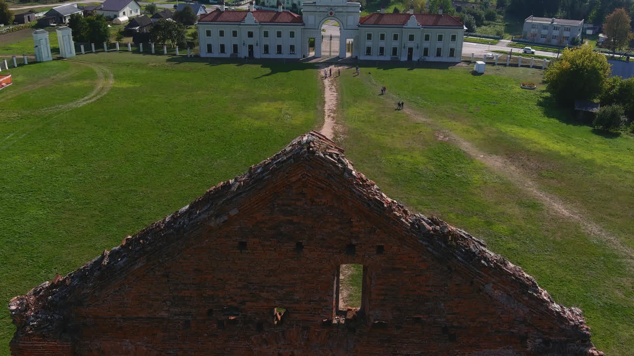 Rovine del Palazzo Ruzhany e cancelli restaurati in Bielorussia mostrati come un complesso storico con un'ampia vista del palazzo, dei giardini e delle strutture d'ingresso