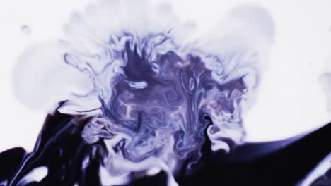video en cámara lenta de tinta de acuarela púrpura mezclándose en agua contra un fondo gris