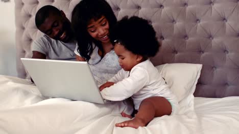 New-parents-with-their-baby-in-bed-