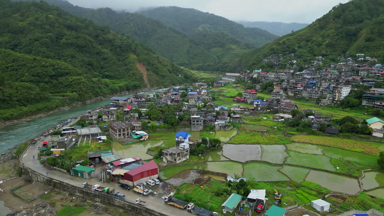 Góc quay từ trên cao tập trung vào các khu dân cư của Bontoc, Tỉnh Mountain, nép mình dọc theo bờ sông Chico uốn lượn, Ifugao Philippines