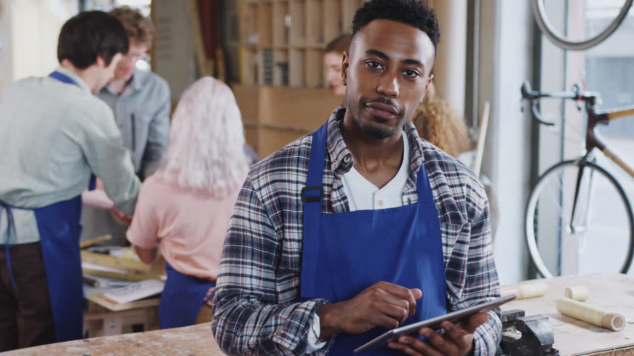 artesana en un taller de carpintería para construir marcos de bicicletas utilizando una tableta digital