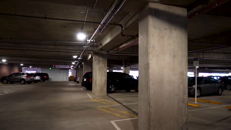 cámara lenta a través de un garaje de estacionamiento