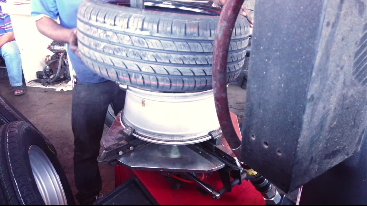 en el centro de llantas para reparar y volver a armar una llanta