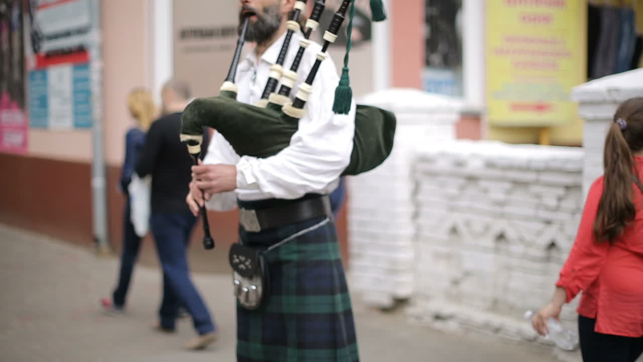 Suonatore di cornamusa in abiti tradizionali scozzesi. VINNISA, UCRAINA - MAGGIO 2017: uomo che suona la cornamusa, vestito con un costume tradizionale.