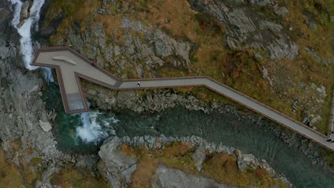 Trollstigen-Es-Una-Carretera-De-Montaña-Serpenteante-Y-Pasa-En-El-Municipio-De-Rauma,-Condado-De-Møre-Og-Romsdal,-Noruega