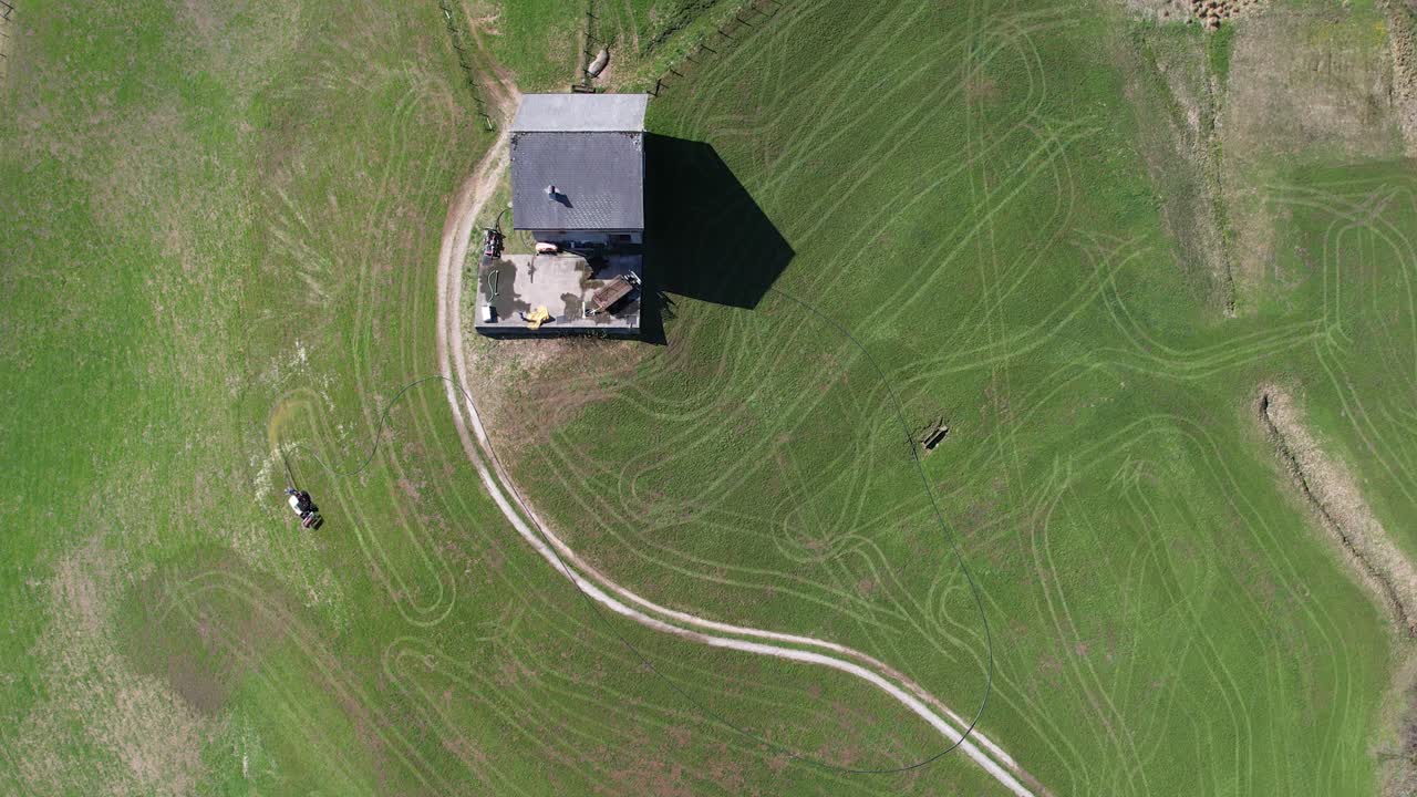 하향식 조감도, 산악 농부는 트랙터와 호스로 밭을 경작합니다