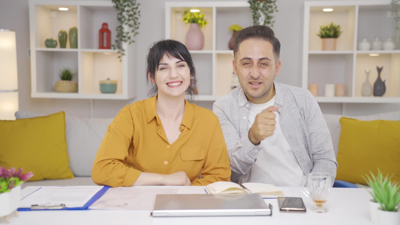 카메라에 당신이 놀라운 사람이라고 말한 커플.