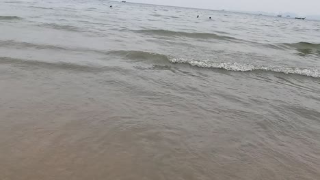 las olas golpean suavemente la orilla arenosa