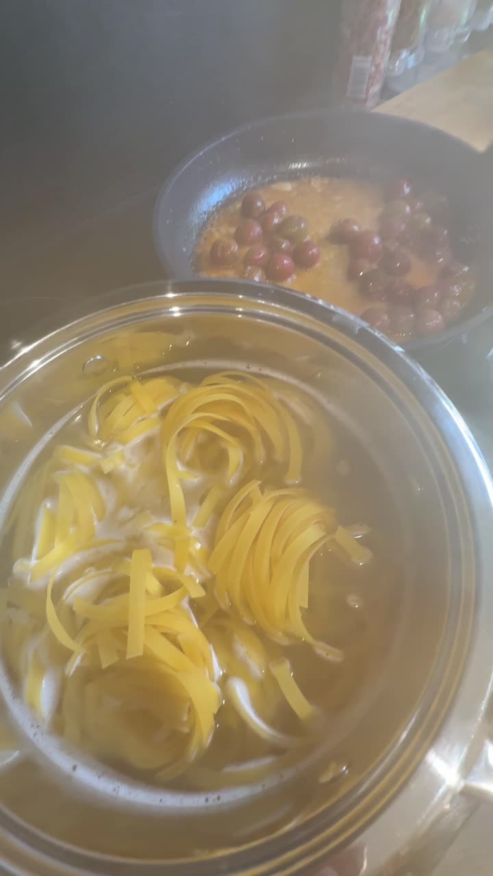 Cooking pasta with grapes sauce