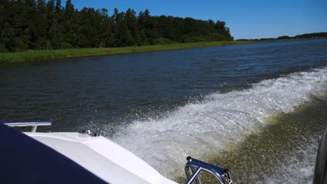 Nahaufnahme-Von-Wellen-Von-Einem-Boot,-Das-Im-Sommer-In-Einem-Archipel-Fährt