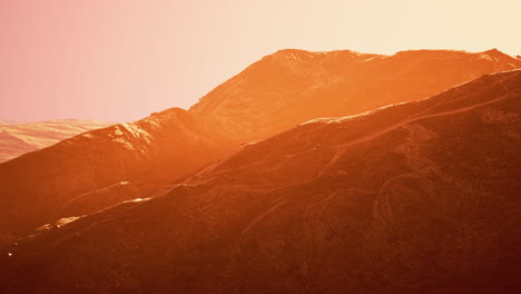 paisaje montañoso de invierno al atardecer