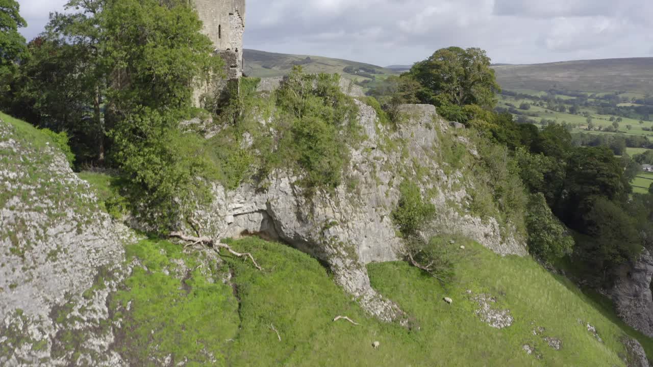 кадр с беспилотника, поднимающегося над замком певерил 05