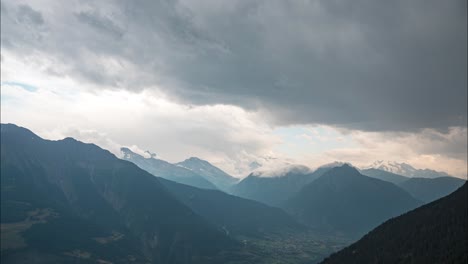 Zeitrafferaufnahmen-Eines-Regensturms,-Der-über-Hohe-Berge-In-Den-Schweizer-Alpen-Im-Kanton-Wallis-Zieht