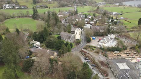 Vista-Aérea-De-La-Iglesia-De-San-Oswald-En-El-Pueblo-De-Grasmere-En-Cumbria,-Inglaterra.