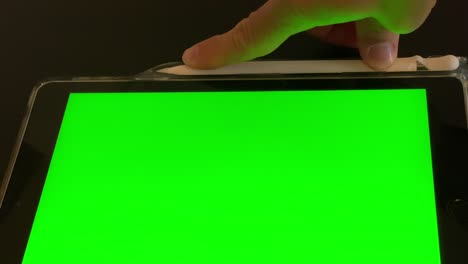 presentación de negocios de conclusión usando la pantalla verde del ipad y la pluma de ahorro