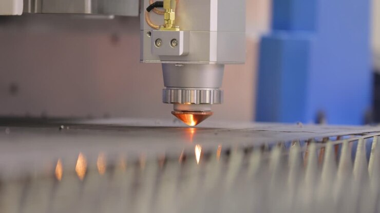Taglio laser CNC di metallo, moderna tecnologia industriale.