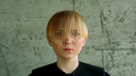 el retrato de una mujer rubia de moda. cabello rubio. peinado. corte de cabello. maquillaje