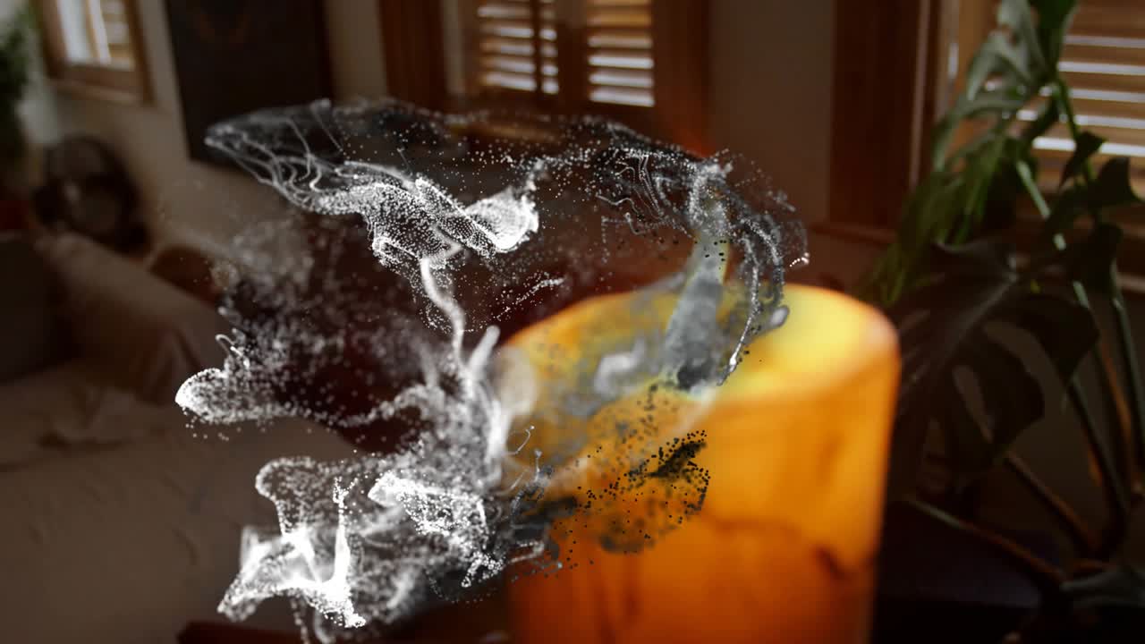 거실에 있는 기둥 모양 양초에서 불꽃이 튀고, 불꽃 주위로 연기가 기술적인 격자 형태로 소용돌이치면서 기술 효과를 보여주고 있어요.