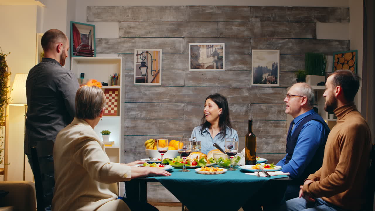 hermosa mujer joven soplando velas en el pastel de cumpleaños