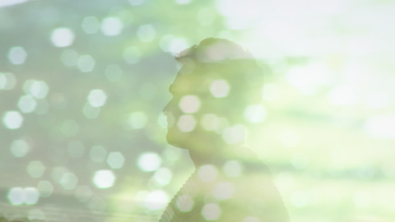 해변에 있는 행복한 백인 남성 위에 반사되는 빛의 애니메이션