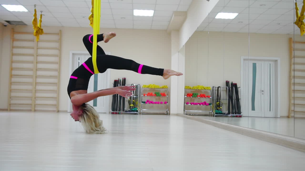 스타 인버션 에어리얼 안티그래비티 요가 포즈, 여성 하마크로 운동