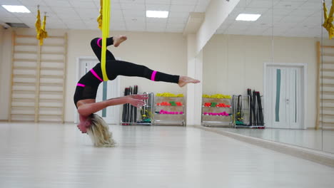 inversión de estrellas postura de yoga antigravedad aérea, ejercicios de mujer con hamaca
