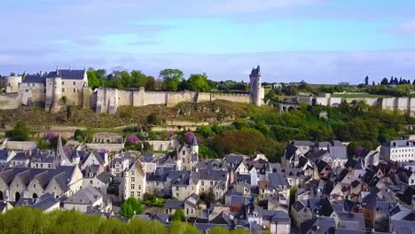 Toma-Panorámica-Aérea-De-La-Fortaleza-Medieval-Chinon-De-Mil-Años-De-Antigüedad