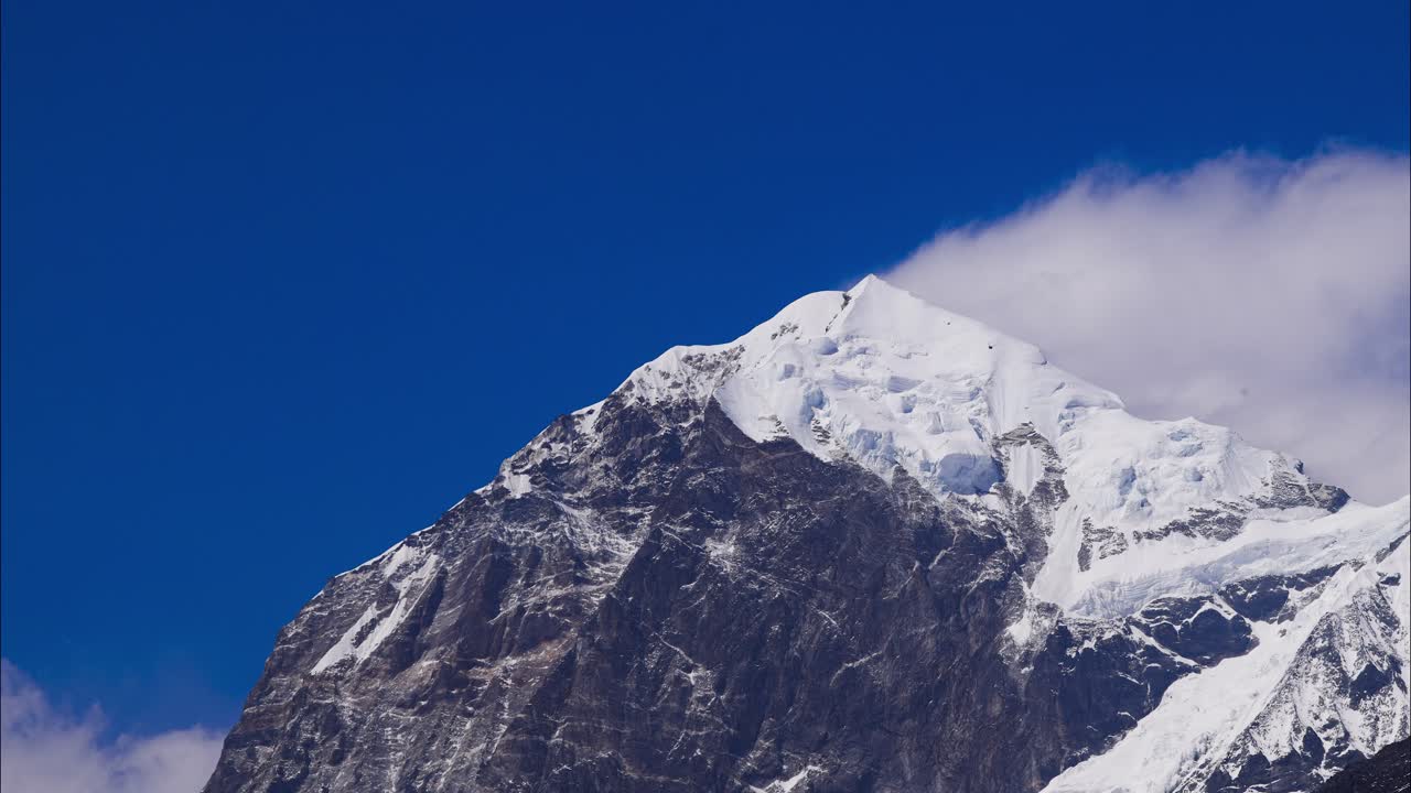 time-lapse de nubes que se forman sobre el pico de la montaña glacial.