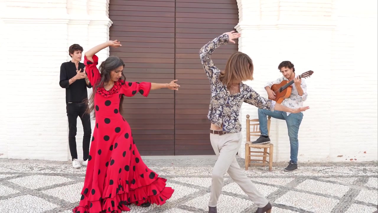 Gruppo multietnico di ballerini di flamenco che ballano per i turisti a San Nicolás, Albaicín.