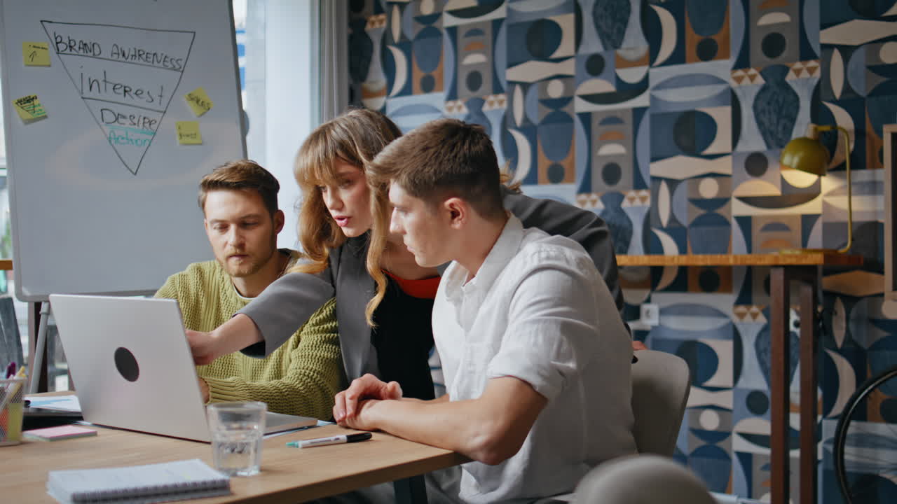 Young team brainstorming office agency closeup. businesspeople looking laptop