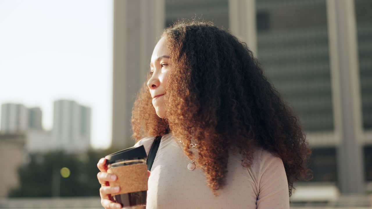 mujer, caminando y pausa para el café en la ciudad para relajarse