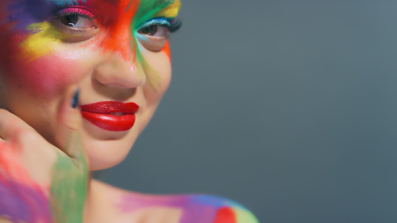 rostro, mujer y maquillaje de pintura arco iris