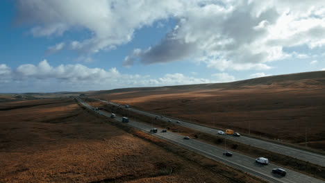 Filmische-Luftaufnahmen-Der-Autobahn-M62,-Saddleworth,-Windy-Hill,-Großbritannien