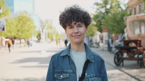 mujer en la ciudad