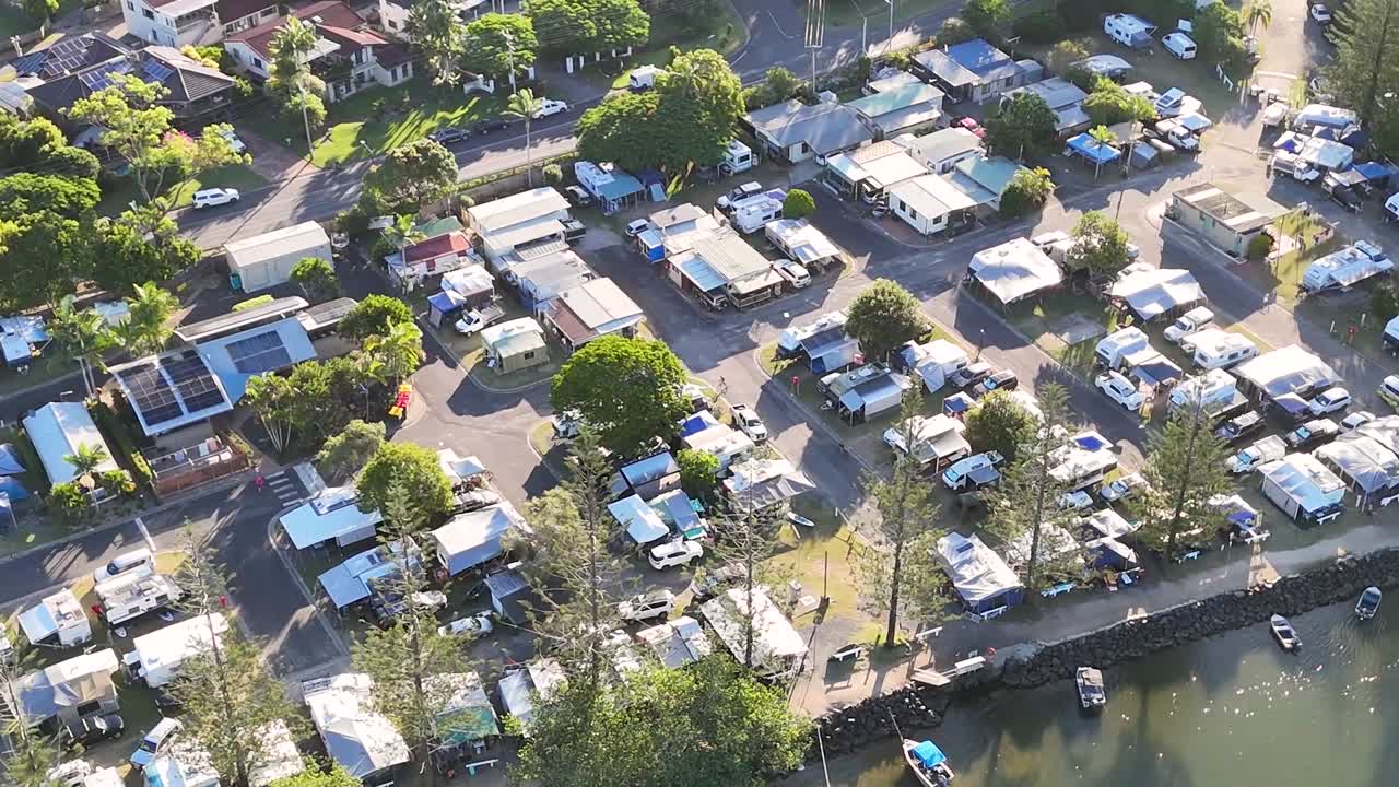 해안 도시 와 강 의 풍경적 인 공중 풍경