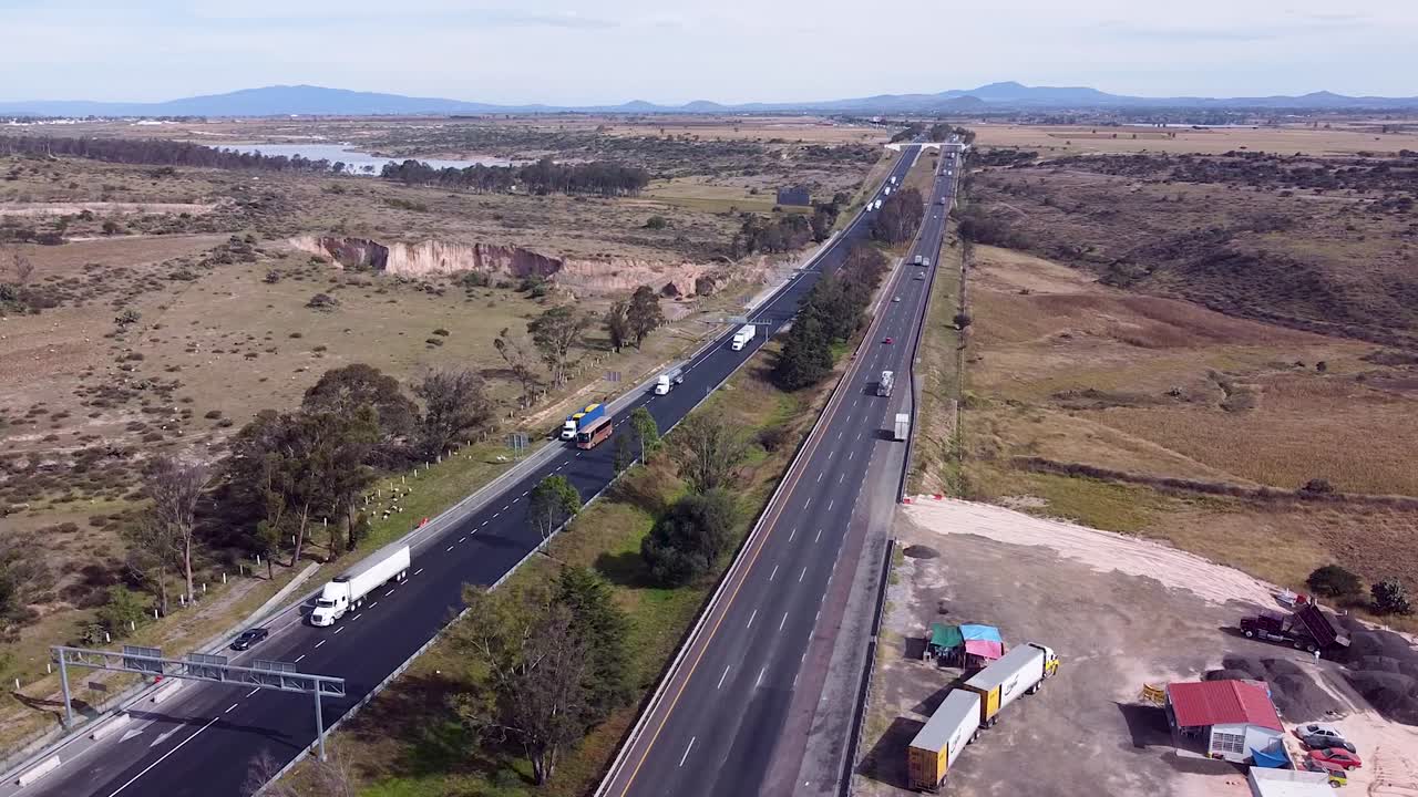 멕시코 의 고속도로 에서 화물 을 운반 하는 트럭 들 의 공중 사진