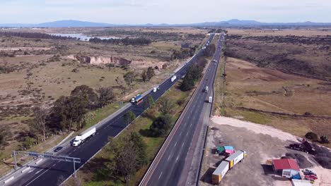 vista aérea de camiones que transportan carga en la carretera, méxico