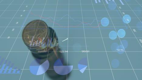 video compuesto digital del procesamiento de datos financieros sobre una pila de monedas contra las chispas