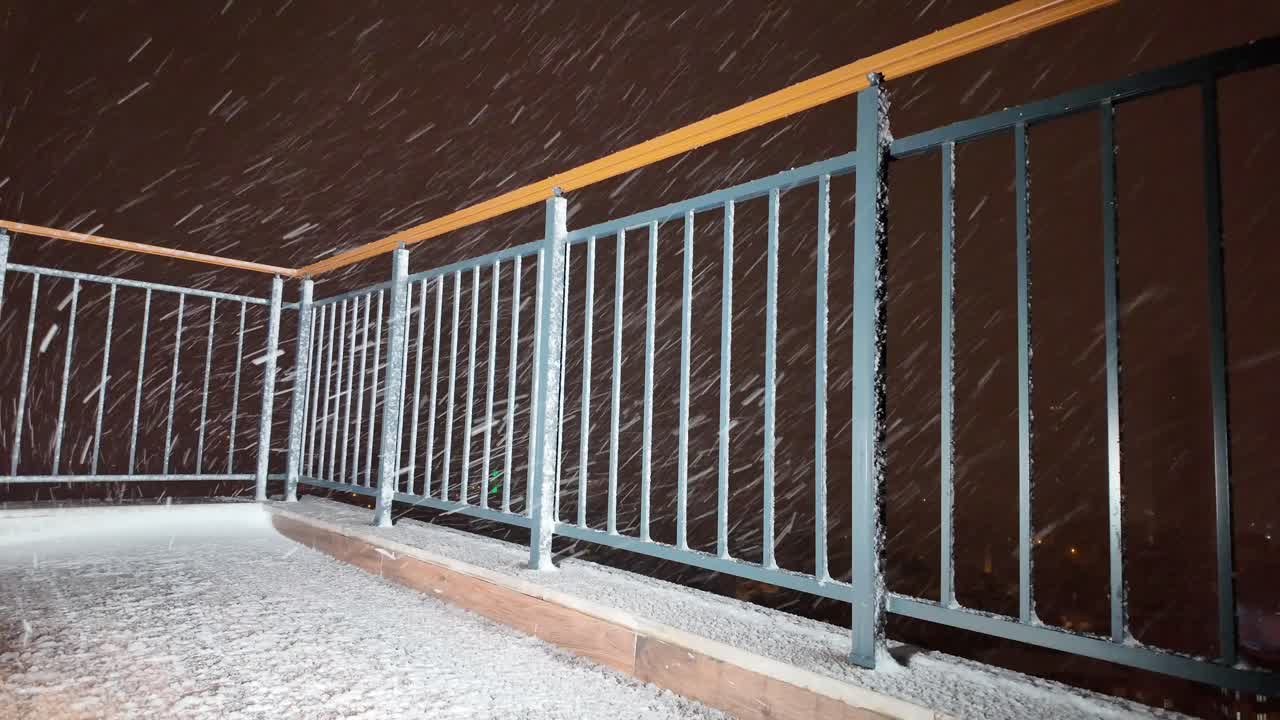 Balcone innevato di notte