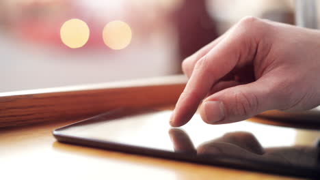 hombre con la mano usando una tableta, una computadora, un pc, un ipad